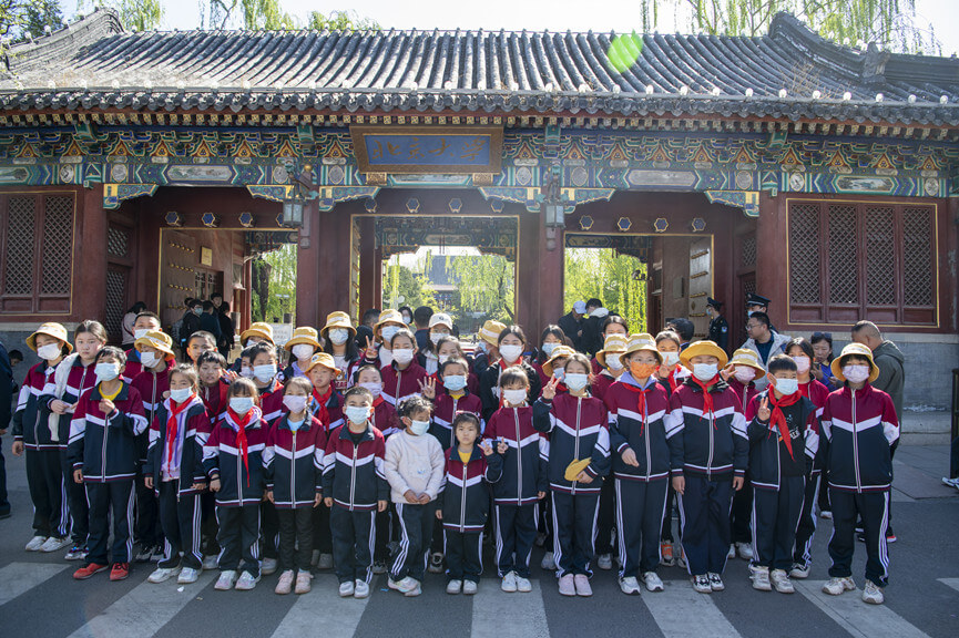 临沭县41名孤困儿童开启北京研学之旅
